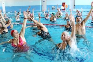 Notimi në pishinë mund të ndihmojë në ndalimin e dëmtimit të kyçeve