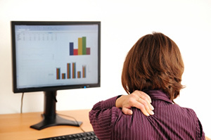 Osteokondrozë e qafës së mitrës në një grua ulur në një kompjuter